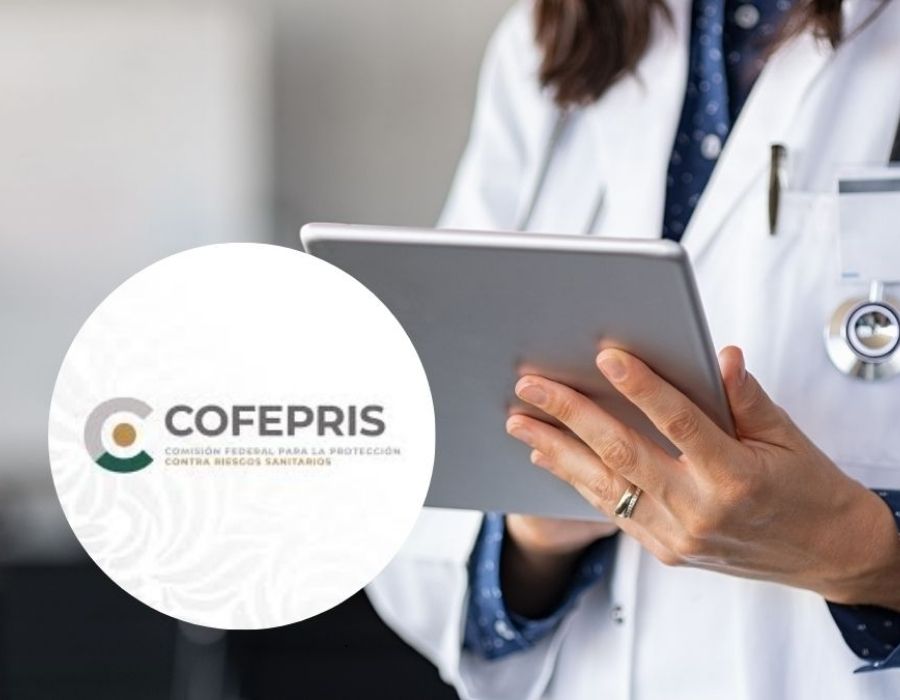 Médico revisando normativa COFEPRIS y documentos de publicidad médica